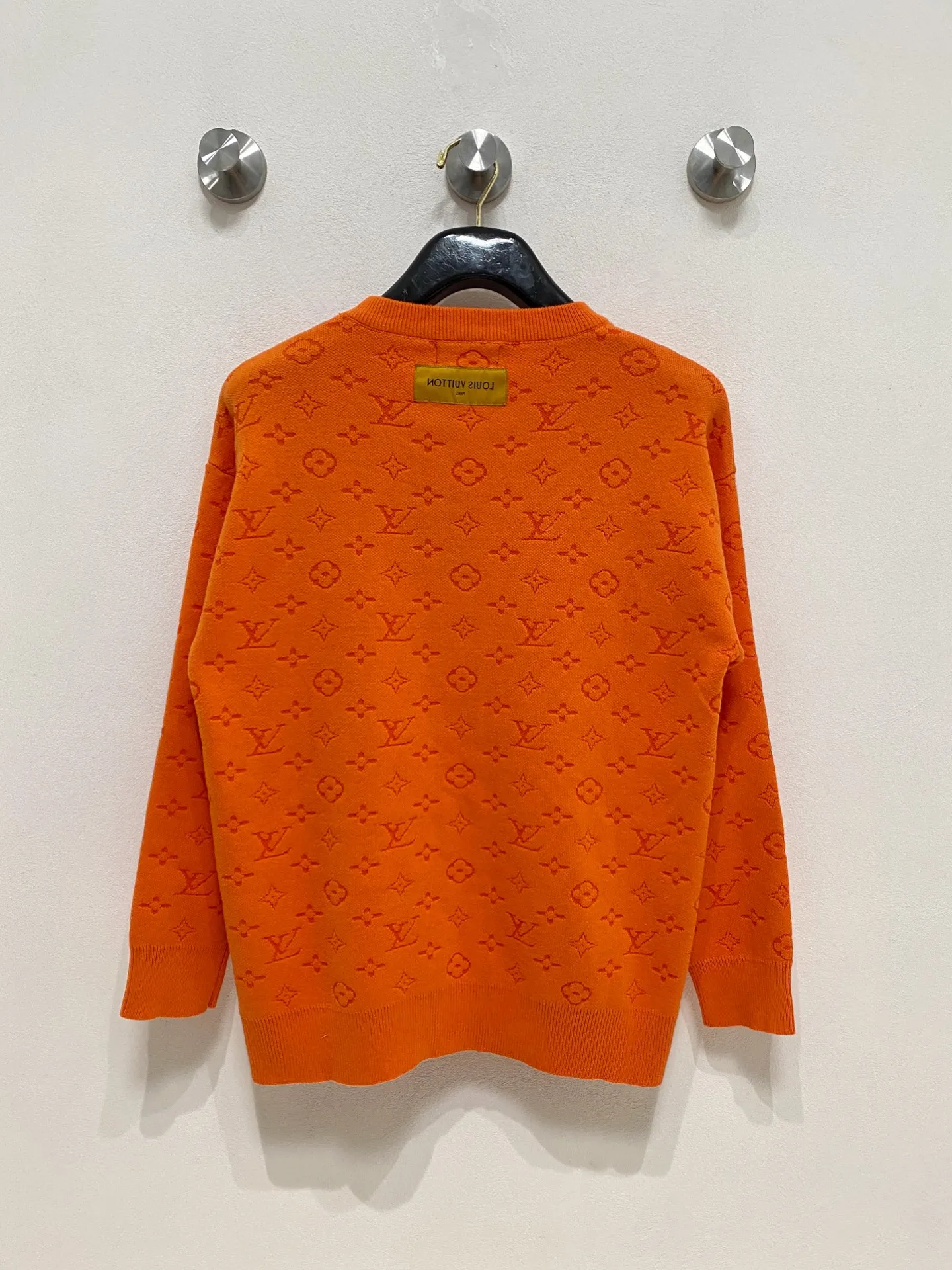 🅿️440 LV 2025 new wool blended round neck long sleeve sweater cardigan bottoming sweater, high-end version! The custom-made fabrics at the counter are highly breathable and comfortable, with impeccable details and brand element design concepts, reflecting high quality. It feels delicate and soft! It presents a casual cut and the upper body shape is great! 🐉Code size: M-3XL